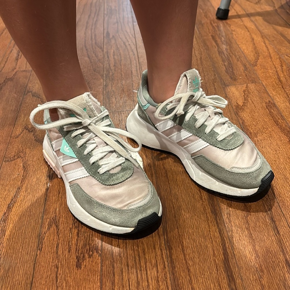 adidas Kids Retropy F2 Sneaker in ALMOST PINK/WHITE/GREEN